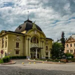 Чернівецький музично-драматичний театр  –  вистави та екскурсії на червень