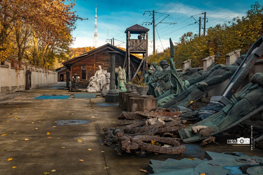 Задній двір музею "Територія Терору" з монументами радянської доби