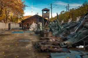 Задній двір музею "Територія Терору" з монументами радянської доби